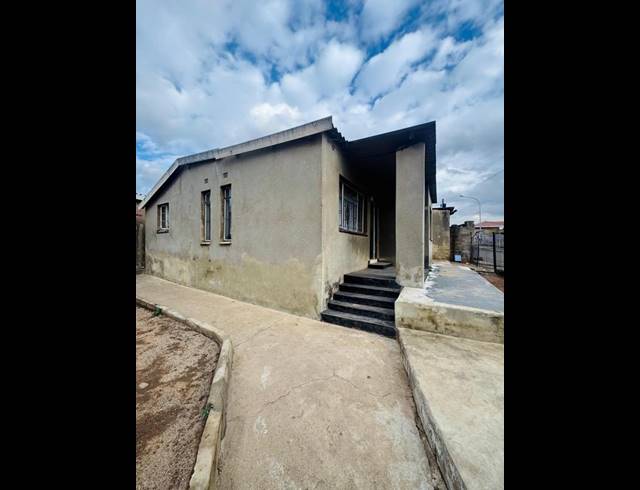3 BEDROOM HOUSE FOR SALE IN DIEPKLOOF ZONE 6